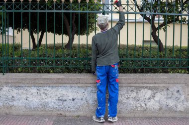 Atina, Yunanistan - 7 Nisan 2025 Vasillisis Sofias Bulvarı birçok trafik, yaya ve işçinin bulunduğu merkezi bir cadde.