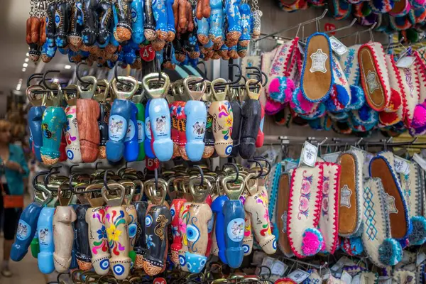 Atina, Yunanistan - 28 Mayıs 2025 Atina Bit Pazarı 'nda Alışveriş gerçekten inanılmaz bir deneyim.