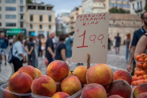 Atina, Yunanistan - 28 Mayıs 2025 Atina Bit Pazarı 'nda Alışveriş gerçekten inanılmaz bir deneyim.