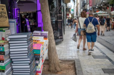 Atina, Yunanistan - 28 Mayıs 2025 Atina 'nın kalabalık caddelerinde.