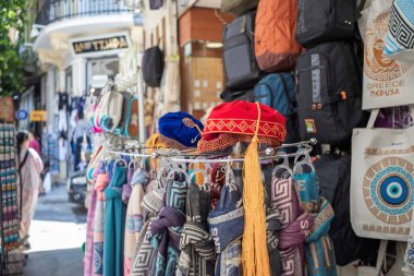 Atina, Yunanistan - 17 Haziran 2025 Atina Bit Pazarı 'nda Alışveriş gerçekten inanılmaz bir deneyim.