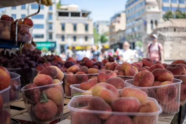 Atina, Yunanistan - 17 Haziran 2025 Atina Bit Pazarı 'nda Alışveriş gerçekten inanılmaz bir deneyim.