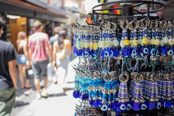 Atina, Yunanistan - 17 Haziran 2025 Atina Bit Pazarı 'nda Alışveriş gerçekten inanılmaz bir deneyim.