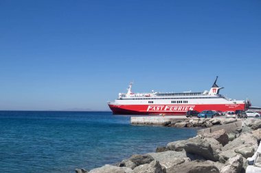 Tinos Adası, Yunanistan - 6 Temmuz 2025 Eğlence ve dua için Tinos adasını ziyaret.