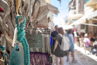 Tinos Adası, Yunanistan - 6 Temmuz 2025 Eğlence ve dua için Tinos adasını ziyaret.