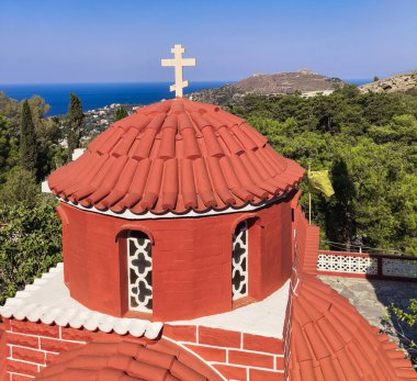 Kalymnos Adası, Yunanistan - 26 Temmuz 2025 Dua için Agios Panteleimon manastırını ziyaret