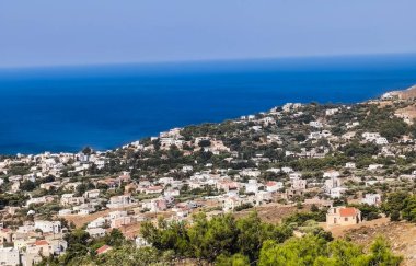 Kalymnos Adası, Yunanistan - 26 Temmuz 2025 Dua için Agios Panteleimon manastırını ziyaret