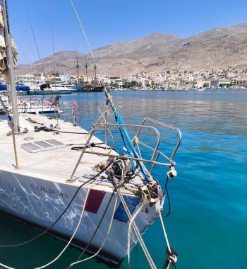 Kalymnos Adası, Yunanistan - 27 Temmuz 2025 Kalymnos Limanında Dolaşıyor