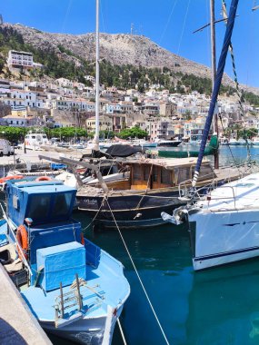 Kalymnos Adası, Yunanistan - 27 Temmuz 2025 Ünlü bir Yunan adası olan Kalymnos limanında geziniyor