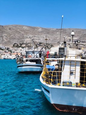 Kalymnos Adası, Yunanistan - 27 Temmuz 2025 Süngerleriyle ünlü olan ünlü Yunan adası Kalymnos limanında geziniyor.