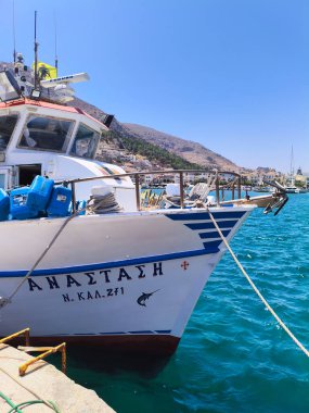 Kalymnos Adası, Yunanistan - 27 Temmuz 2025 Süngerleriyle ünlü olan ünlü Yunan adası Kalymnos limanında geziniyor.