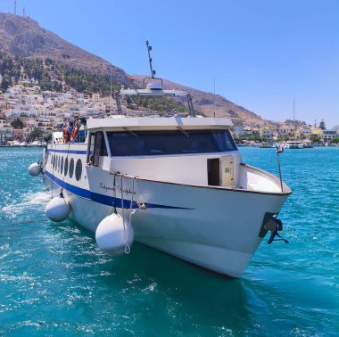Kalymnos Adası, Yunanistan - 27 Temmuz 2025 Süngerleriyle ünlü olan ünlü Yunan adası Kalymnos limanında geziniyor.