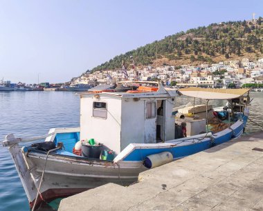 Kalymnos Adası, Yunanistan - 28 Temmuz 2025 Kalymnos, Yunan adası, gelenekleriyle ve deniz ürünleriyle ünlüdür.