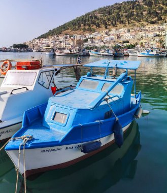 Kalymnos Adası, Yunanistan - 28 Temmuz 2025 Kalymnos, Yunan adası, gelenekleriyle ve deniz ürünleriyle ünlüdür.