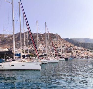 Kalymnos Adası, Yunanistan - 28 Temmuz 2025 Kalymnos, Yunan adası, gelenekleriyle ve deniz ürünleriyle ünlüdür.