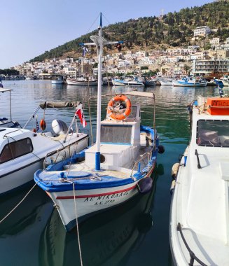 Kalymnos Adası, Yunanistan - 28 Temmuz 2025 Kalymnos, Yunan adası, gelenekleriyle ve deniz ürünleriyle ünlüdür.