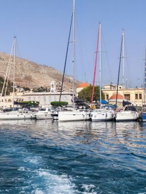 Kalymnos Adası, Yunanistan - 28 Temmuz 2025 Kalymnos, Yunan adası, gelenekleriyle ve deniz ürünleriyle ünlüdür.