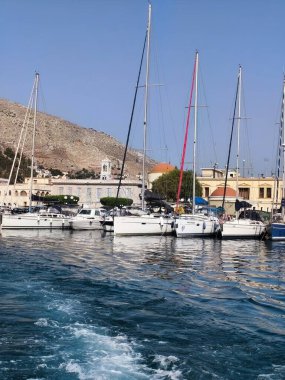 Kalymnos Adası, Yunanistan - 28 Temmuz 2025 Kalymnos, Yunan adası, gelenekleriyle ve deniz ürünleriyle ünlüdür.