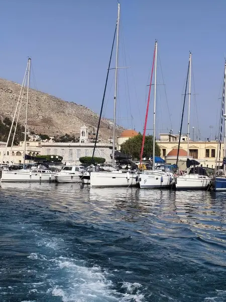 Kalymnos Adası, Yunanistan - 28 Temmuz 2025 Kalymnos, Yunan adası, gelenekleriyle ve deniz ürünleriyle ünlüdür.