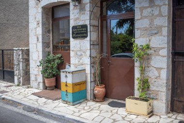 Stemnitsa, Yunanistan - 12 Temmuz 2025 Yunanistan Arcadia 'da Dimitsana yakınlarında yer alan geleneksel ve tarihi bir köydür..