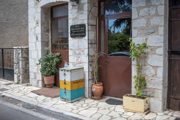 Stemnitsa, Yunanistan - 12 Temmuz 2025 Yunanistan Arcadia 'da Dimitsana yakınlarında yer alan geleneksel ve tarihi bir köydür..