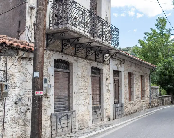 Stemnitsa, Yunanistan - 12 Temmuz 2025 Yunanistan Arcadia 'da Dimitsana yakınlarında yer alan geleneksel ve tarihi bir köydür..