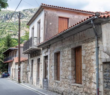 Stemnitsa, Yunanistan - 12 Temmuz 2025 Yunanistan Arcadia 'da Dimitsana yakınlarında yer alan geleneksel ve tarihi bir köydür..