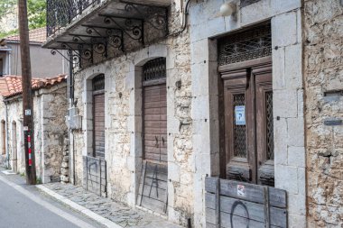 Stemnitsa, Yunanistan - 12 Temmuz 2025 Yunanistan Arcadia 'da Dimitsana yakınlarında yer alan geleneksel ve tarihi bir köydür..