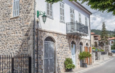 Stemnitsa, Yunanistan - 12 Temmuz 2025 Yunanistan Arcadia 'da Dimitsana yakınlarında yer alan geleneksel ve tarihi bir köydür..