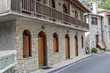 Stemnitsa, Yunanistan - 12 Temmuz 2025 Yunanistan Arcadia 'da Dimitsana yakınlarında yer alan geleneksel ve tarihi bir köydür..
