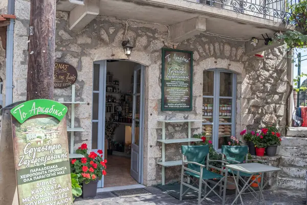 Stemnitsa, Yunanistan - 12 Temmuz 2025 Yunanistan Arcadia 'da Dimitsana yakınlarında yer alan geleneksel ve tarihi bir köydür..