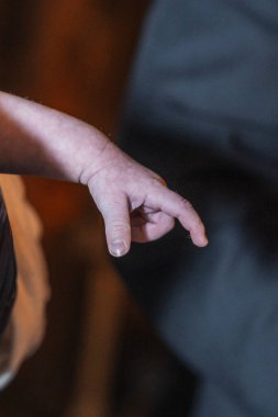 Bebek ayakları bir Ortodoks kilisesinde vaftiz için hazırlanıyor. Saflığın ve yeni hayatın sembolü..