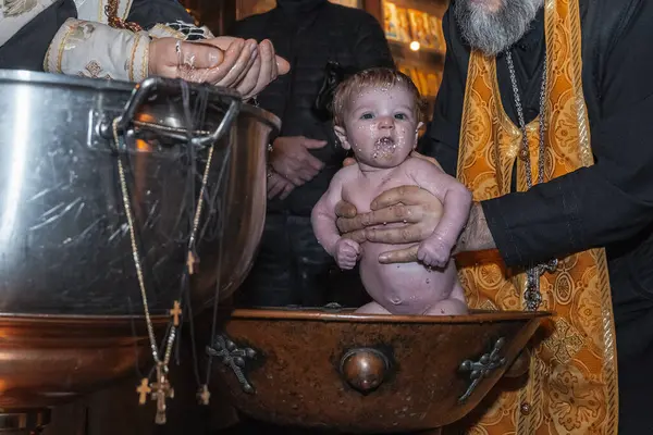 Bebek ayakları bir Ortodoks kilisesinde vaftiz için hazırlanıyor. Saflığın ve yeni hayatın sembolü..