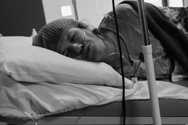 Hastanede dokunaklı bir doğum anı. Doktorlar ve çalışanlar anneye yardım ederken baba da yeni doğanların mutluluğunu paylaşıyor..