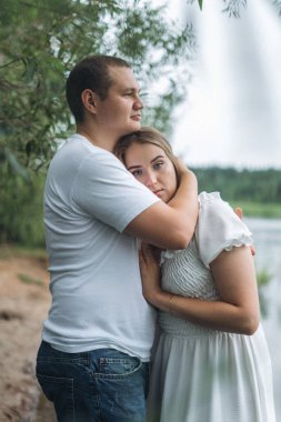 Sevgi dolu bir çift, doğa ile doğal bir göl ve ormanın yanında samimi anlar paylaşır. Sarılırlar, öpüşürler, el ele tutuşurlar, derin duygular ifade ederler. Kadın dalgalı beyaz bir elbise giyiyor, düğün kaçamağını çağrıştırıyor. Çiftler bir aşk karışımı yaşarlar.