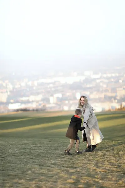 Dört kişilik neşeli bir aile, bir baba, bir anne, iki yaşında bir kız ve bir bahar parkında kağıt uçaklarla oynayan sekiz yaşında bir oğul. Koşar, güler ve doğanın tadını çıkarırlar. Çevrelerinde çiçek açan ağaçlar ve şehir manzaralı yeşil çimenler vardır..
