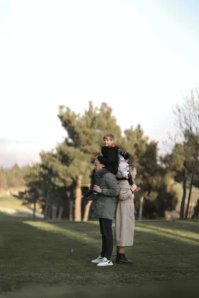 Dört kişilik neşeli bir aile, bir baba, bir anne, iki yaşında bir kız ve bir bahar parkında kağıt uçaklarla oynayan sekiz yaşında bir oğul. Koşar, güler ve doğanın tadını çıkarırlar. Çevrelerinde çiçek açan ağaçlar ve şehir manzaralı yeşil çimenler vardır..