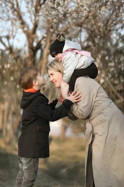 Dört kişilik neşeli bir aile, bir baba, bir anne, iki yaşında bir kız ve bir bahar parkında kağıt uçaklarla oynayan sekiz yaşında bir oğul. Koşar, güler ve doğanın tadını çıkarırlar. Çevrelerinde çiçek açan ağaçlar ve şehir manzaralı yeşil çimenler vardır..