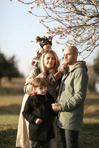 Dört kişilik neşeli bir aile, bir baba, bir anne, iki yaşında bir kız ve bir bahar parkında kağıt uçaklarla oynayan sekiz yaşında bir oğul. Koşar, güler ve doğanın tadını çıkarırlar. Çevrelerinde çiçek açan ağaçlar ve şehir manzaralı yeşil çimenler vardır..