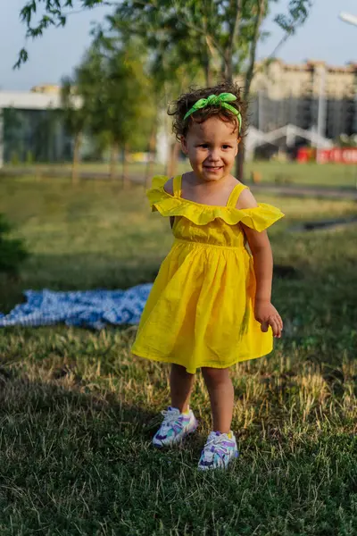 Neşeli genç bir anne ve sevimli kıvırcık saçlı küçük kızı doğada birlikte harika bir gün geçiriyorlar. Gülerler, koşarlar, yemyeşil bir parkta oynarlar, gölün kenarında huzurlu bir yürüyüş yaparlar, ve çiçek açan lavantanın güzelliğini kucaklarlar.