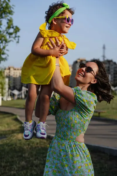 Neşeli genç bir anne ve sevimli kıvırcık saçlı küçük kızı doğada birlikte harika bir gün geçiriyorlar. Gülerler, koşarlar, yemyeşil bir parkta oynarlar, gölün kenarında huzurlu bir yürüyüş yaparlar, ve çiçek açan lavantanın güzelliğini kucaklarlar.