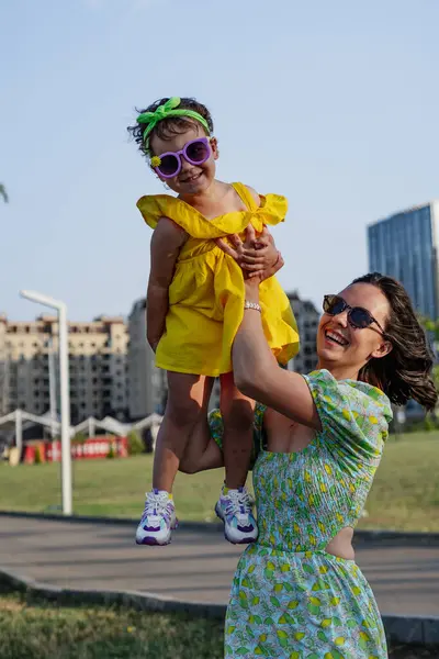 Neşeli genç bir anne ve sevimli kıvırcık saçlı küçük kızı doğada birlikte harika bir gün geçiriyorlar. Gülerler, koşarlar, yemyeşil bir parkta oynarlar, gölün kenarında huzurlu bir yürüyüş yaparlar, ve çiçek açan lavantanın güzelliğini kucaklarlar.