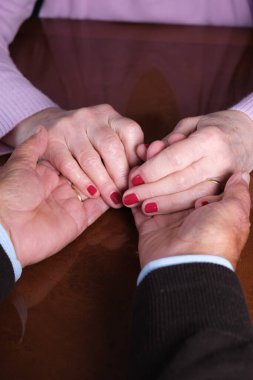 Yaşlı çift sevgi ve sevgiyle el ele tutuşuyor.