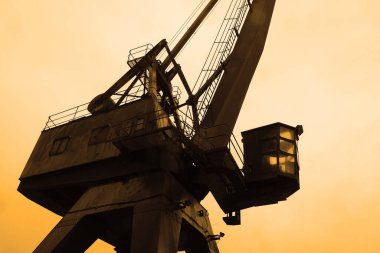 Gündoğumunda endüstriyel liman vinci