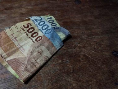 Kahverengi masa arkasında Endonezya para birimi rupiası