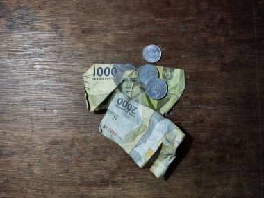 Kahverengi masa arkasında Endonezya para birimi rupiası