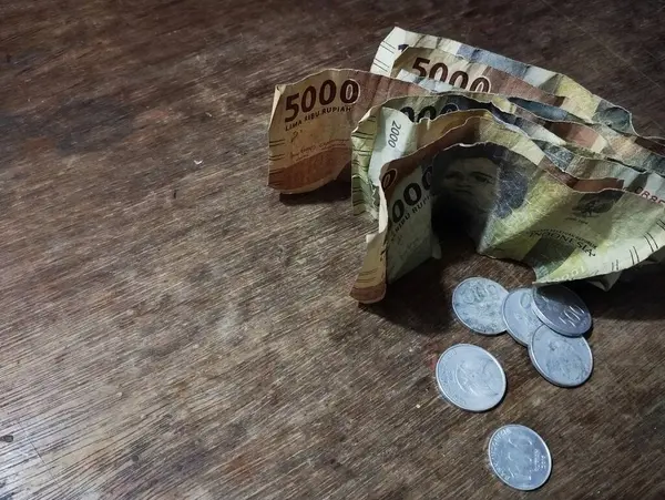 Kahverengi masa arkasında Endonezya para birimi rupiası