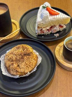 Japon tatlıları kek ve choux kremalı kahve ve kapuçino.