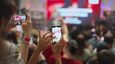 Genç profesyonellerin seyircileri teknolojik yenilik sunumunu gözlemliyor