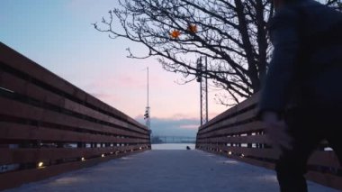 Güzel gökyüzü ve kışın açık havada.